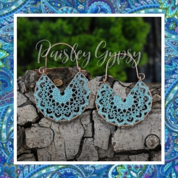 BEAUTIFUL BOHEMIAN WESTERN STYLE ANTIQUED BRONZE LOOKING EARRINGS - Picture 1 of 2